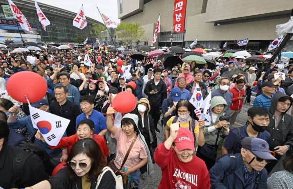 2일 오후 대구 동구 동대구역 광장에서 열린 국민의힘 김문수 대선 후보 집중 유세에서 김문수 후보 지지자 및 시민들이 후보를 응원하고 있다. 정훈진 기자 jhj131@kyongbuk.com