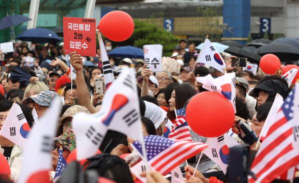 2일 오후 대구 동구 동대구역 광장에서 열린 국민의힘 김문수 대선 후보 집중 유세에서 김문수 후보 지지자 및 시민들이 후보를 응원하고 있다. 정훈진 기자 jhj131@kyongbuk.com