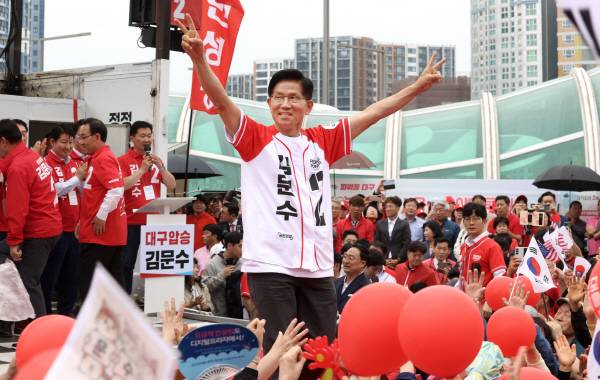 국민의힘 김문수 대선 후보가 2일 오후 대구 동구 동대구역 광장에서 열린 집중 유세에서 지지를 호소하고 있다. 정훈진 기자 jhj131@kyongbuk.com