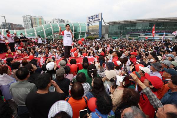 국민의힘 김문수 대선 후보가 2일 오후 대구 동구 동대구역 광장에서 열린 집중 유세에서 지지를 호소하고 있다. 정훈진 기자 jhj131@kyongbuk.com