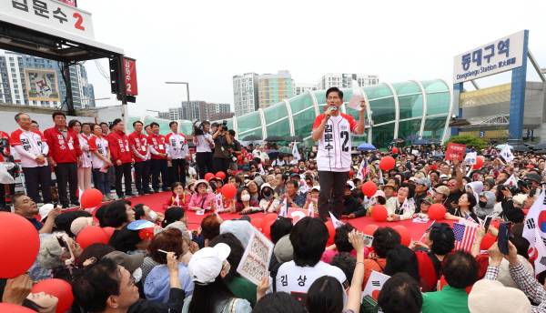 국민의힘 김문수 대선 후보가 2일 오후 대구 동구 동대구역 광장에서 열린 집중 유세에서 지지를 호소하고 있다. 정훈진 기자 jhj131@kyongbuk.com