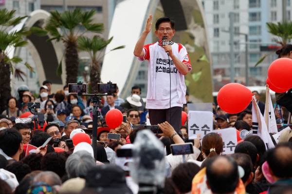 국민의힘 김문수 대선 후보가 2일 오후 대구 동구 동대구역 광장에서 열린 집중 유세에서 지지를 호소하고 있다. 정훈진 기자 jhj131@kyongbuk.com