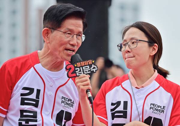 국민의힘 김문수 대선 후보가 2일 오후 대구 동구 동대구역 광장에서 열린 집중 유세에서 딸 동주씨와 함께 시민들의 지지를 호소하고 있다. 정훈진 기자 jhj131@kyongbuk.com