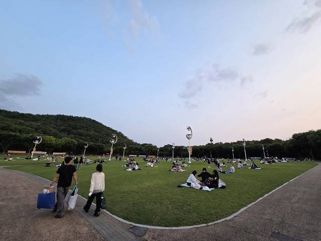 숲이 떨어져있어서 여름 야외 골치거리인 모기도 별로 없다. 모기에 민감한 이들은 빈병에 모기향을 꽂아서 세워두어도 좋을듯하다. 권예인 인턴