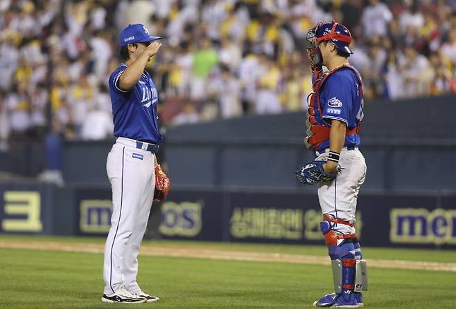 지난 1일 서울 잠실야구장에서 열린 '2025 신한 SOL 뱅크 KBO리그' 삼성 라이온즈와 LG 트윈스 경기에서 나선 강민호와 이호성. <삼성 라이온즈 제공>