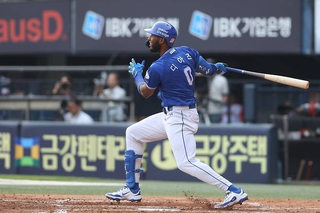 지난 1일 오후 5시 서울 잠실야구장에서 '2025 신한 SOL 뱅크 KBO리그' 삼성 라이온즈와 LG 트윈스 경기에 타석에 들어선 르윈 디아즈. <삼성 라이온즈 제공>