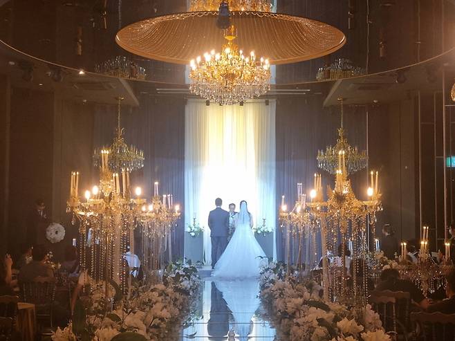 지난달 31일 경북 포항에서 '나만의 특별한 작은 결혼식' 4호 커플이 뜻깊은 예식을 올렸다고 밝혔다. 포항시는 합리적이고 진정성 있는 결혼문화를 장려하기 위해 2017년부터 '작은 결혼식' 지원사업을 추진해 왔으며, 지금까지 총 22쌍의 부부가 지원을 받았다. <포항시 제공>