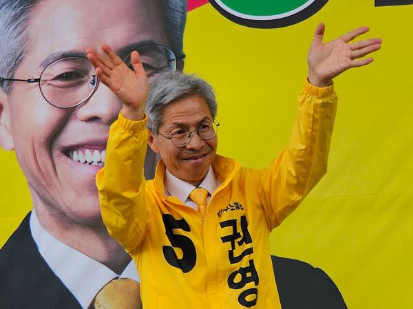 지난달 21일 오전 제주시 신제주로터리에서 거리 유세에 나선 권영국 민주노동당 대선 후보.  ⓒ제주의소리