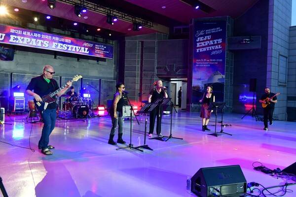 '레이디스 앤 젠틀맨(Ladies and Gentlemen)'. ⓒ헤드라인제주