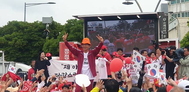 김문수 국민의힘 후보가 2일 탐라문화광장에 마련된 제주 유세 현장에서 감귤 모자를 쓰고 지지자들을 향해 브이(V) 표시를 하고 있다.