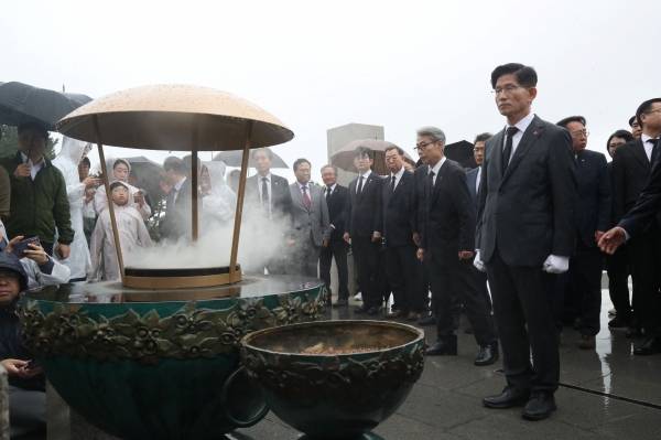김문수 국민의힘 대선 후보는 2일 오전 제주4.3평화공원 위령제단에서 헌화와 분향을 하며, 4.3희생자의 영혼을 기렸다. 김 후보는 이날 방명록에 '4·3 희생자의 넋을 기립니다'고 적였다. 제주도사진기자회 고봉수 기자