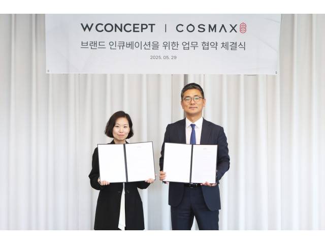 안지수(왼쪽) W컨셉 상품기획담당과 최재우(오른쪽) 코스맥스 국내마케팅본부 부문장이 업무협약 체결 후 기념사진을 촬영하고 있다./사진제공=W컨셉