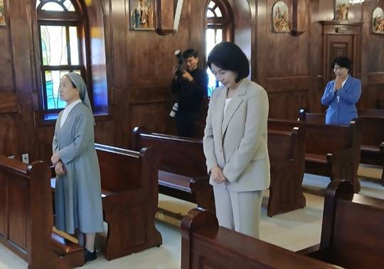 지난달 27일 오전 이재명 더불어민주당 대선 후보의 배우자 김혜경 씨가 전남 고흥군 소록도를 방문, 성당에서 기도를 하고 있다. (소록도 주민자치회 제공) 출처 : 뉴스1
