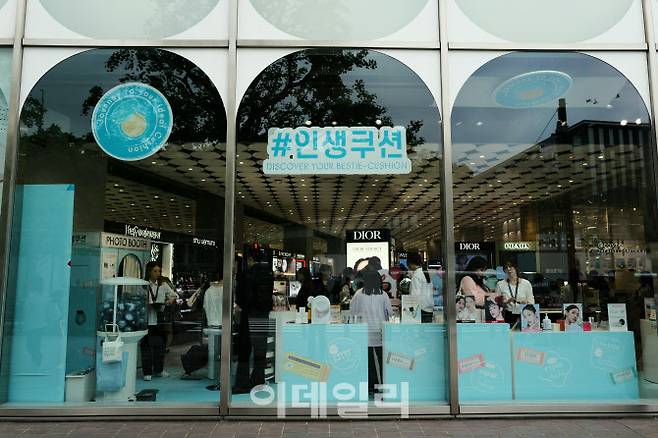 아모레퍼시픽이 4월 말 일본 도쿄 ‘앳코스메’ 하라주쿠점에서 연 ‘인생쿠션’ 팝업 매장. 일본 여성 고객들이 메이크업 체험을 위해 매장을 찾고 있다. (사진=김정유 기자)