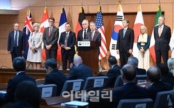 지난해 10월 한·미·일 등 11개국이 참가한 다국적제재모니터링팀(MSMT)이 출범했다. 당시 김홍균 외교부 1차관이 서올 종로구 외교부 청사에서 커트 캠벨 당시 미 국무부 부장관, 오카노 마사타카 당시 일 외무성 사무차관 등과 나란히 서서 MSMT 관련 발표를 하는 모습. [연합뉴스 제공]