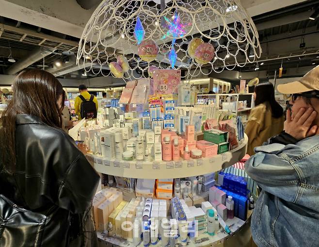 4월 말 일본 도쿄 시부야에 위치한 로프트 매장에서 열린 ‘K코스메 페스티벌’. 일본 고객들이 ‘아누아’ 등 K뷰티 브랜드를 살펴보고 있다. (사진=김정유 기자)