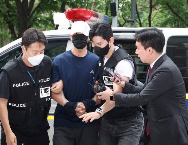 서울 지하철 5호선 열차 안에 불을 지른 60대 남성이 2일 영장실질심사를 위해 서울 양천구 서울남부지법에 출석하고 있다.(사진=연합뉴스)