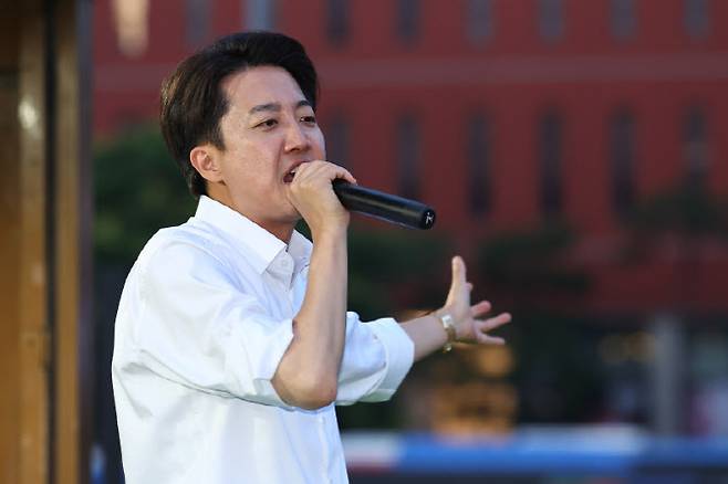 개혁신당 이준석 대선후보가 1일 저녁 서울역 앞 광장에서 유권자들에게 지지를 호소하고 있다.(사진=연합뉴스)