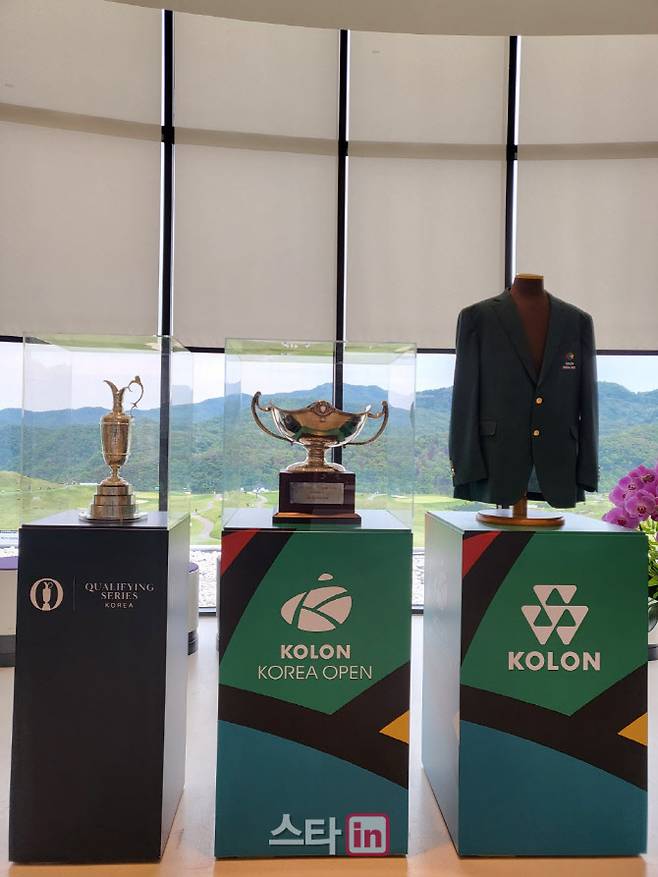 코오롱 한국오픈이 열리는 라비에벨 듄스 코스 클럽하우스에 한국오픈과 디오픈 우승트로피가 나란히 전시돼 있다. (사진=주영로 기자)