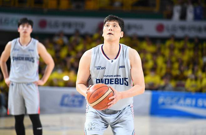 프로농구 최고령 선수인 현대모비스 함지훈이 다음 시즌에도 코트를 누빈다. 사진=KBL