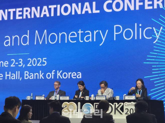 2일 서울시 중구 한국은행 별관 컨퍼런스홀에서 열린 ‘BOK 국제컨퍼런스’에서 전문가들이 인구구조가 통화정책에 미치는 영향에 대해 토론하고 있다.