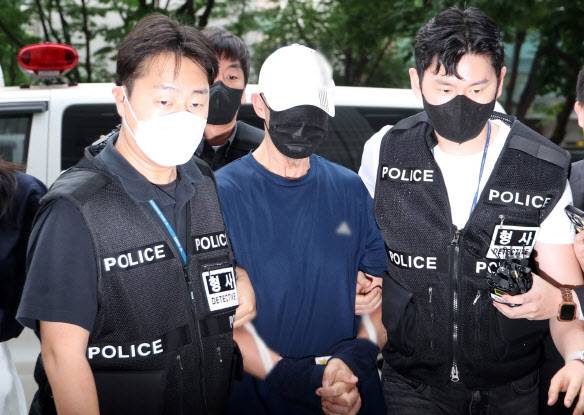 서울 지하철 5호선 열차에 불을 지른 60대 남성 원 모씨가 2일 서울 양천구 서울남부지법에서 열린 현존전차방화치상 혐의 구속 전 피의자심문(영장실질심사)에 출석하고 있다. (사진=뉴시스)