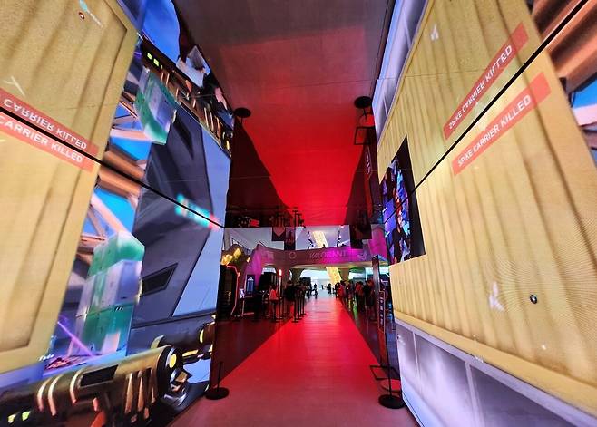 - 입구에는 5년 간의 발자취를 담은 영상이 재생되고 있다&nbsp;&nbsp;