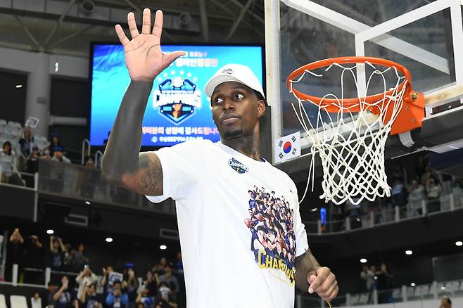 2023-2024 프로농구 챔피언결정전 5차전에서 승리하며 부산 KCC의 우승이 확정된 뒤 그물 컷팅 세레머니를 하는 라건아