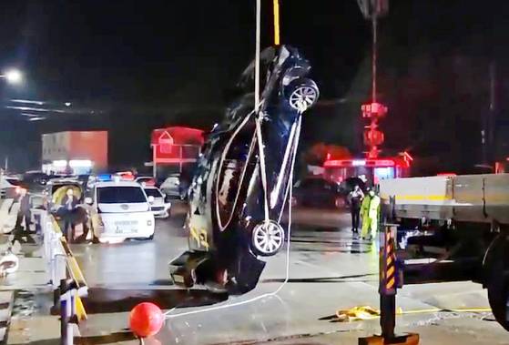 2일 오후 전남 진도군 임회면 진도항 인근 해상으로 빠진 일가족 탑승 차량이 인양되고 있다. 〈사진=목포해양경찰서 제공〉