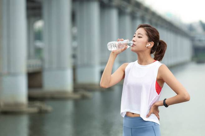 땀이 날 정도로 운동을 하고, 물을 충분히 잘 마시면 몸 안의 독소를 없애는 데 도움이 된다. [사진=클립아트코리아]