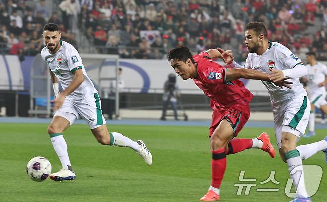 15일 오후 경기 용인시 처인구 용인미르스타디움에서 열린 2026 국제축구연맹(FIFA) 북중미 월드컵 아시아 3차 예선 B조 4차전 대한민국과 이라크의 경기에서 대한민국 오세훈이 상대진영으로 드리블 하고 있다. 2024.10.15/뉴스1 ⓒ News1 구윤성 기자