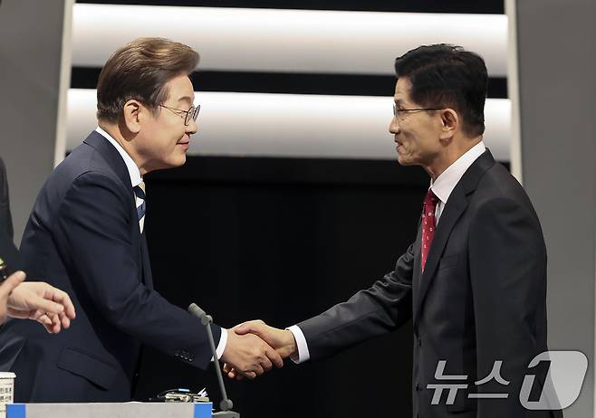 이재명 더불어민주당(왼쪽) 대통령 후보와 김문수 국민의힘 대통령 후보가 지난달 23일 서울 영등포구 KBS본관 스튜디오에서 토론회 시작에 앞서 악수하고 있다. 2025.5.23/뉴스1 ⓒ News1 국회사진기자단