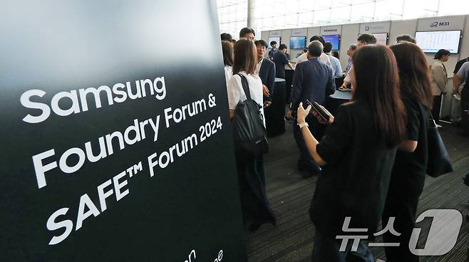 9일 서울 강남구 코엑스에서 열린 '삼성전자 파운드리 포럼'과 '세이프(SAFE) 포럼 2024' 행사를 찾은 기업 관계자들이 행사장 앞에 마련된 전시 부스를 살펴보고 있다. 삼성전자는 이날 포럼을 통해 국내 시스템반도체 생태계 강화 성과와 향후 지원 계획을 공개했다. 2024.7.9/뉴스1 ⓒ News1 장수영 기자