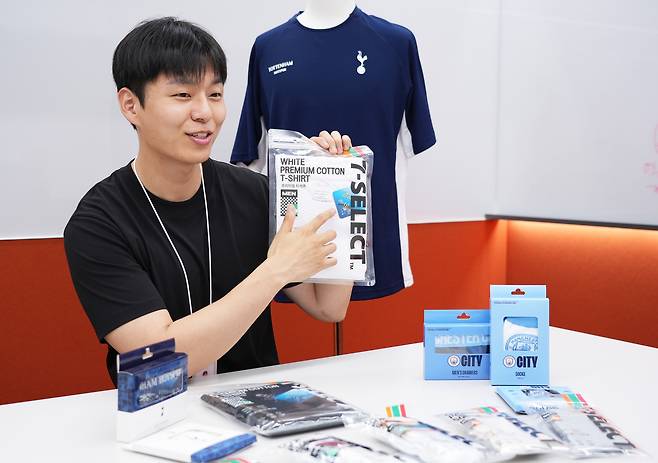 이서훈 세븐일레븐 세븐콜렉트팀 패션 담당 MD가 의류 PB 상품을 소개하고 있다(세븐일레븐 제공).