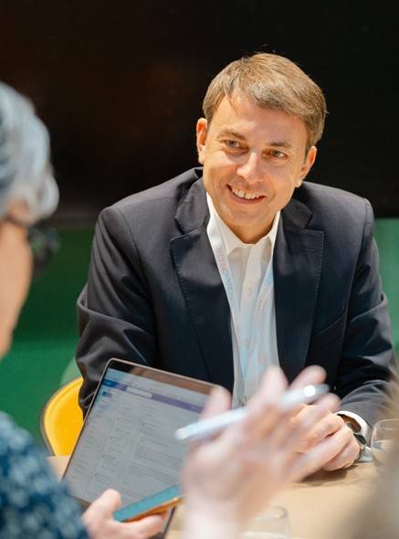 바실리스 가젤리스(Vassilis Gkatzelis) 필립모리스 인터내셔널(Philip Morris International Inc) 동아시아·호주 및 글로벌 면세사업부 총괄 사장은 지난달 27일(현지시간) 스위스 뇌샤텔 PMI R&D센터 더 큐브에서 진행된 뉴스1과의 인터뷰에서 취재진의 질문에 답하고 있다. (필립모리스 제공)