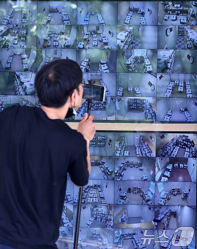 1일 오후 서울 종로구 서울시선거관리위원회 1층에 설치된 제21대 대통령선거 사전투표함 보관장소 CCTV 통합관제센터에서 투표함 실시간 영상이 송출되고 있다. 2025.6.1/뉴스1 ⓒ News1 박지혜 기자