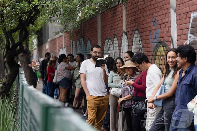 1일(현지시간) 멕시코시티 투표소에서 판사 선출 투표를 하기 위해 유권자들이 길게 줄을 서고 있다. ⓒ 로이터=뉴스1