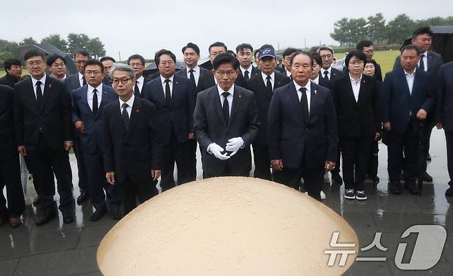 김문수 국민의힘 대통령 후보가 2일 오전 제주시 봉개동 제주4·3평화공원을 찾아 제단에 참배하고 있다. 2025.6.2/뉴스1 ⓒ News1 오현지 기자