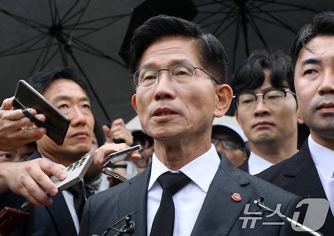 김문수 국민의힘 대통령 후보가 2일 오전 제주시 봉개동 제주4·3평화공원을 찾아 참배한 뒤 취재진 질의에 답변하고 있다. 2025.6.2/뉴스1 ⓒ News1 오현지 기자