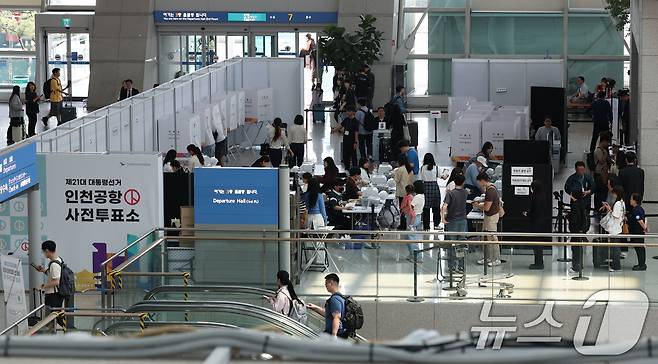 제21대 대통령선거 사전투표 둘째 날인 30일 인천공항국제공항에서 여행객들이 투표를 하고 있다. 2025.5.30/뉴스1 ⓒ News1 권현진