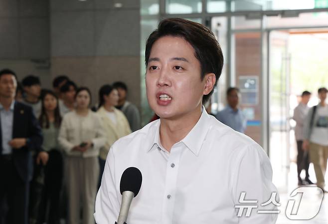 이준석 개혁신당 대통령 후보가 2일 오전 경기 시흥시 한국공학대학교 기술혁신파크 학생식당에서 '학식먹자 이준석'을 진행하기 전 취재진의 질문에 답하고 있다. 2025.6.2/뉴스1 ⓒ News1 김영운 기자