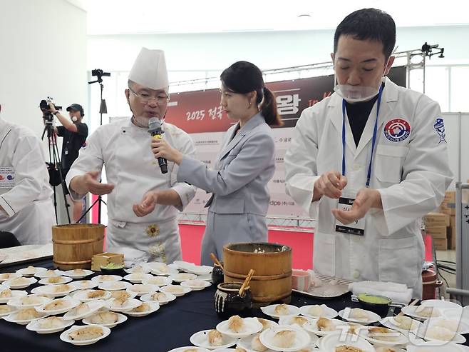 안유성 조리 명장(왼쪽)이 1일 광주 김대중컨벤션센터에서 열린 전국초밥왕대회 사전행사에서 서울 스시코우지의 오너셰프 나카무라 코우지(오른쪽)와 초밥 만들기 대결을 펼치고 있다. 2025.6.2/뉴스1 ⓒ News1 서충섭 기자
