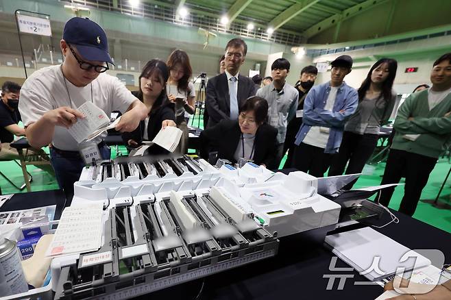 공정선거참관단이 2일 오후 서울 강북구 강북웰빙스포츠센터에 마련된 개표소에서 투표지분류기 모의시험을 살펴보고 있다. 2025.6.2/뉴스1 ⓒ News1 황기선 기자