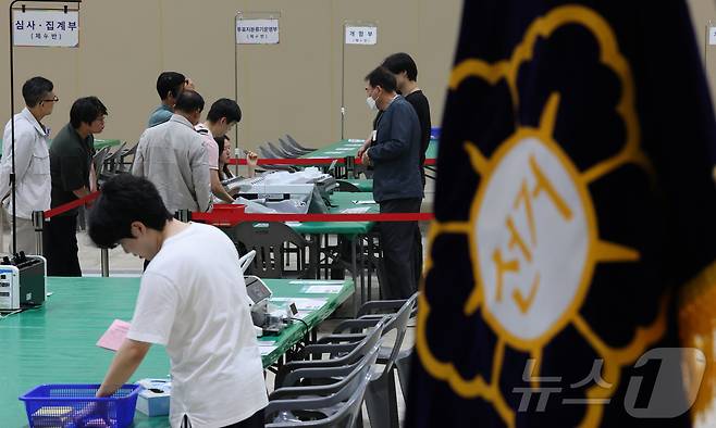21대 대통령선거를 하루 앞둔 2일 대전 유성구 대전컨벤션센터에 마련된 개표소에서 유성구선관위 관계자들이 개표 준비 상황을 점검하고 있다. 2025.6.2/뉴스1 ⓒ News1 김기태 기자