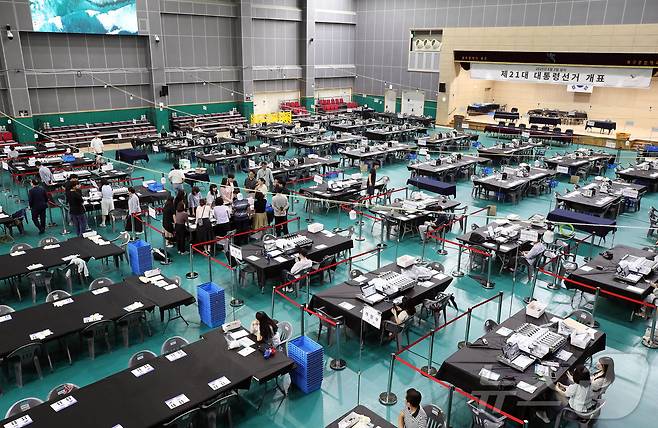 제21대 대통령 선거를 하루 앞둔 2일 광주 북구 연제동 종합체육관에 설치된 개표소에서 북구청 개표 사무원들과 관계자들이 투표지 분류기 모의시험을 하고 있다.(광주 북구 제공. 재판매 및 DB 금지) 2025.6.2/뉴스1 ⓒ News1 박지현 기자