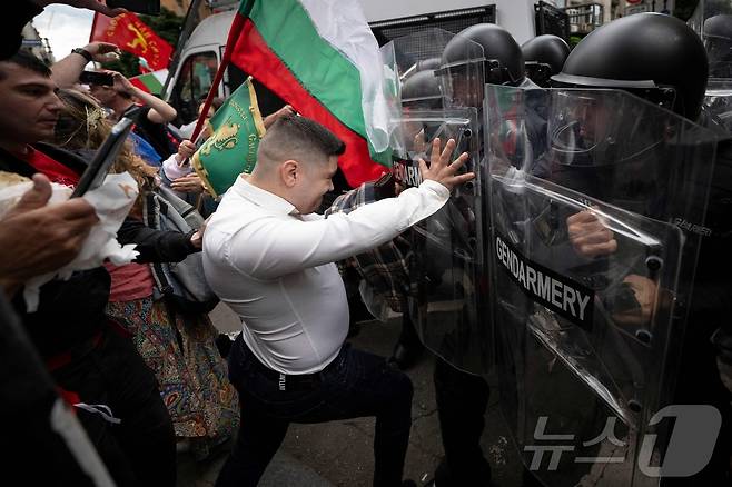 31일(현지시간) 불가리아 소피아에서 유로존 가입에 반대하는 시위대가 진압 경찰과 대치하고 있다. 2025.05.31 ⓒ AFP=뉴스1 ⓒ News1 정지윤 기자