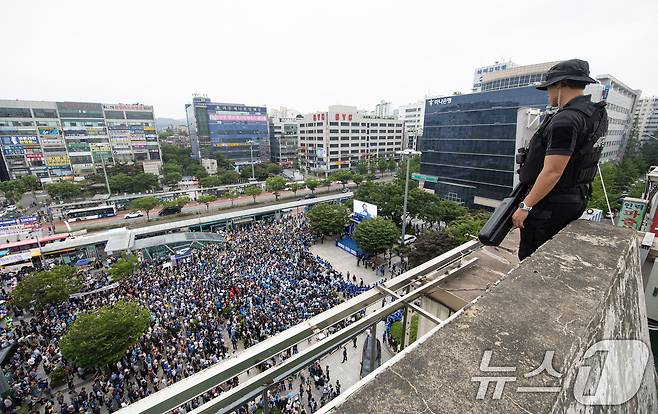 2일 오후 경기도 성남시 분당구 야탑역 광장에서 열린 이재명 더불어민주당 대통령 후보 유세에서 경찰특공대원들이 드론 재밍 장비를 들고 경비 근무를 서고 있다. 2025.6.2/뉴스1 ⓒ News1 이재명 기자