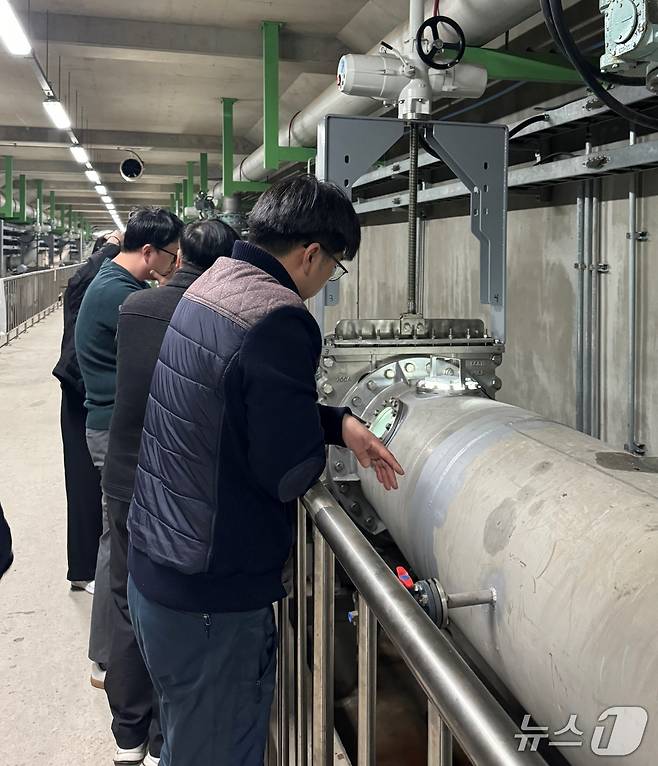 한강청 합동점검반이 지난해 5월 소형생물 유출 차단을 위해 설치한 시설물(미세여과망)을 점검하고 있는 모습.(한강청 제공)