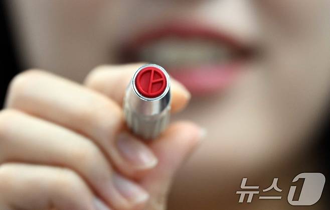 제21대 대통령선거를 하루 앞둔 2일 서울 송파구 마천2동주민센터 직원들이 투표소를 설치하고 있다. (송파구 제공. 재판매 및 DB 금지) 2025.6.2/뉴스1