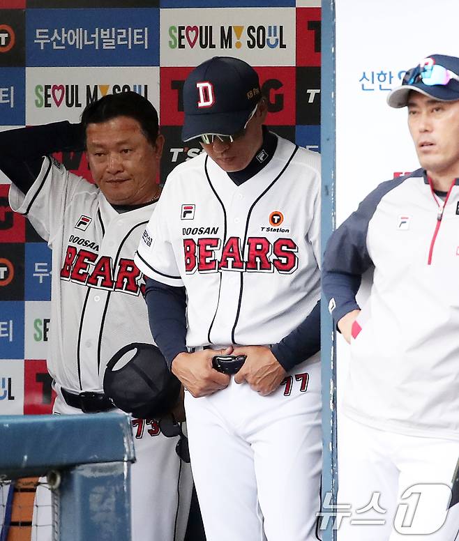 3일 오후 서울 송파구 잠실야구장에서 열린 프로야구 '2024 신한 SOL 뱅크 KBO리그' KT 위즈와 두산 베어스의 포스트시즌 와일드카드 결정전 2차전, 두산 이승엽 감독이 0-1로 패색이 짙은 9회초 무거운 표정으로 경기를 지켜보고 있다. 2024.10.3/뉴스1 ⓒ News1 오대일 기자